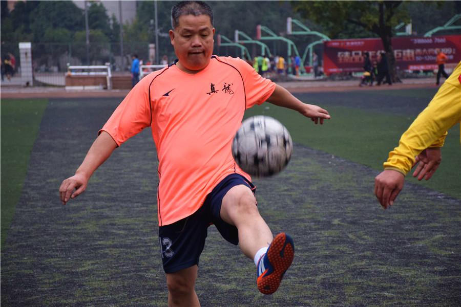 成员在耍球 2015年会